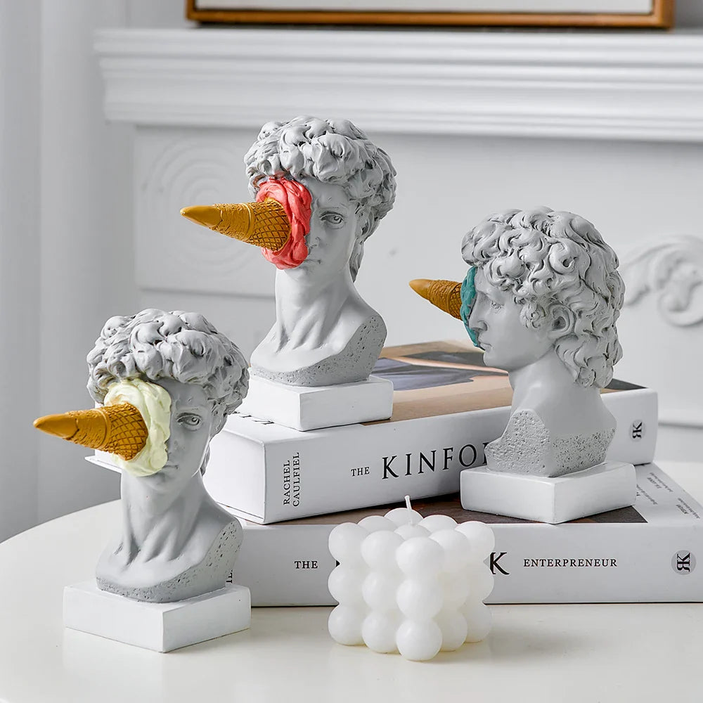 Estátua Nórdica com Sorvete